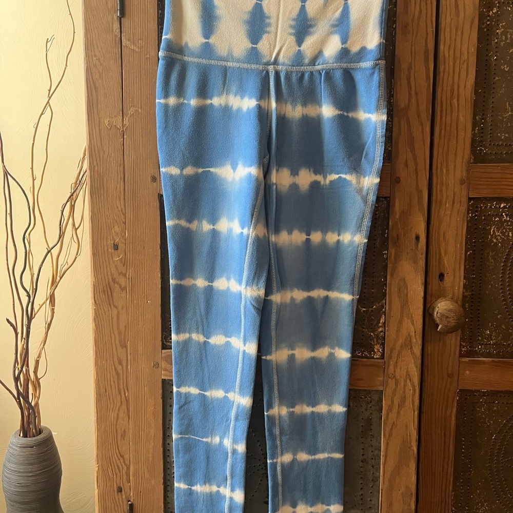 FREE PEOPLE MOVEMENT Blue and White Tie-Dye Leggings - Picture 2 of 7